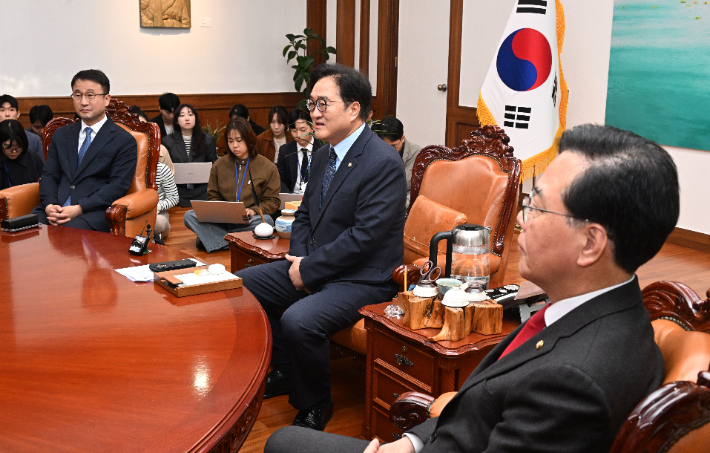 우원식 국회의장이 30일 서울 여의도 국회에서 열린 의장 주재 여야 원내대표 회동을 하고 있다. 연합뉴스