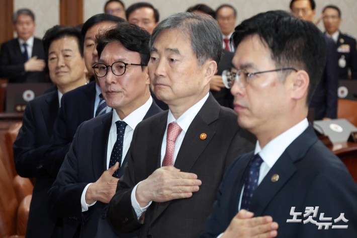 국민의례하는 김민석 국무총리