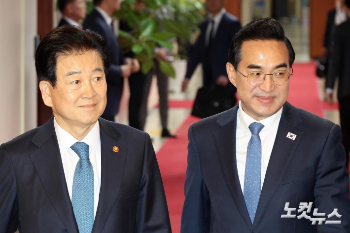 임시국무회의 참석하는 정동영-박홍근