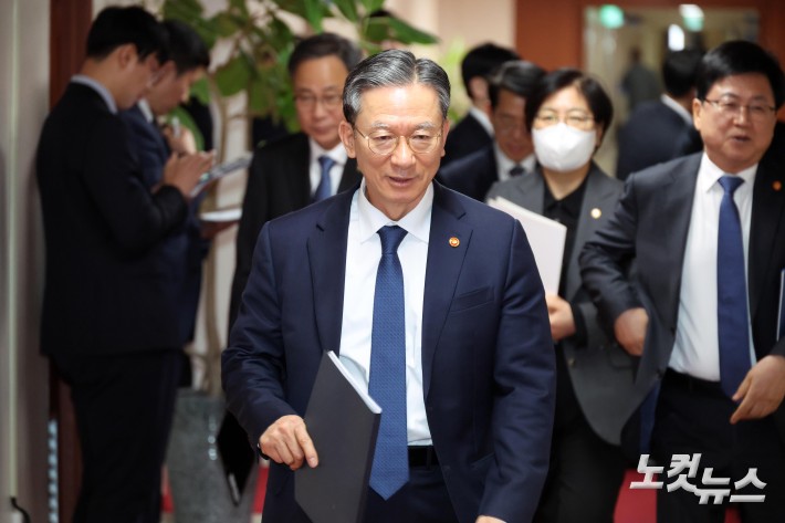 임시국무회의 참석하는 정성호 법무부 장관