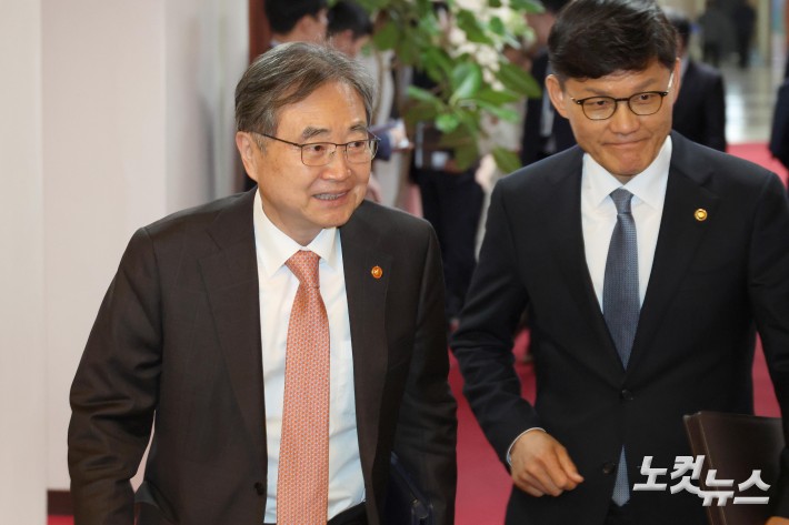 임시국무회의 참석하는 조현 외교부 장관