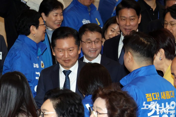 더불어민주당 정청래 대표가 30일 서울 여의도 국회 의원회관에서 열린 서울 현장 최고위원회의에 참석하고 있다.