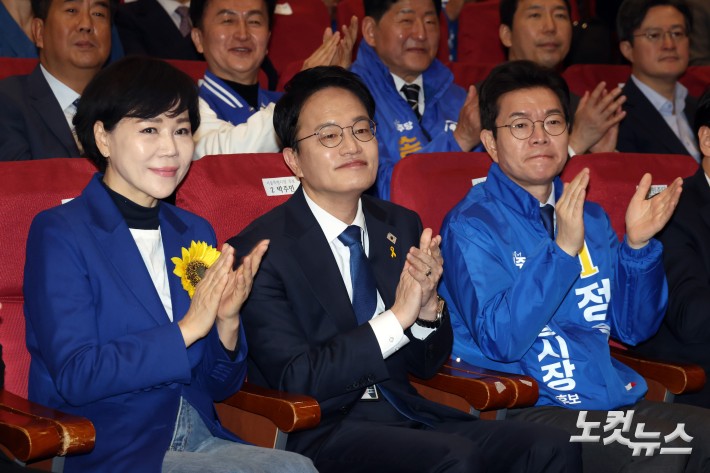 더불어민주당 전현희, 박주민, 정원오 서울시장 경선 후보(왼쪽부터)가 30일 서울 여의도 국회 의원회관에서 열린 서울 현장 최고위원회의에 참석해 박수를 치고 있다.