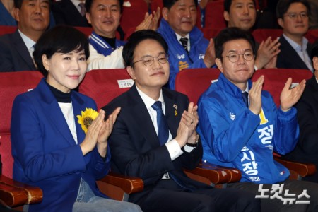 더불어민주당 전현희, 박주민, 정원오 서울시장 경선 후보(왼쪽부터)가 30일 서울 여의도 국회 의원회관에서 열린 서울 현장 최고위원회의에 참석해 박수를 치고 있다.