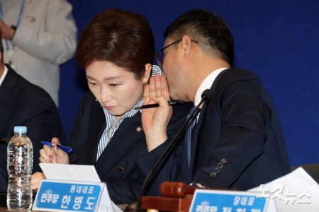 더불어민주당 한병도 원내대표와 이언주 최고위원이 30일 서울 여의도 국회 의원회관에서 열린 서울 현장 최고위원회의에서 귀엣말을 하고 있다.