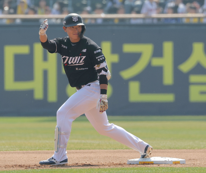 프로야구 정규 시즌 개막일인 28일 서울 잠실야구장에서 열린 kt 위즈와 LG 트윈스의 경기. 1회초 2사 1,2루 상황에서 kt 이강민이 2타점 적시타를 친 뒤 기뻐하고 있다. 연합뉴스 