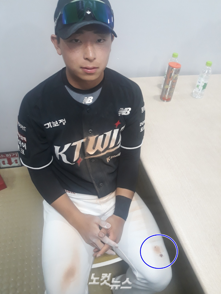 경기 후 취재진과 인터뷰에 나선 이강민. 왼 무릎 근처에 핏자국이 묻어 있다. 노컷뉴스 