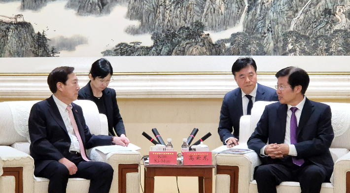 김기문(왼쪽) 중소기업중앙회장과 가오윈룽(오른쪽) 중화전국공상업연합회 주석. 중기중앙회 제공