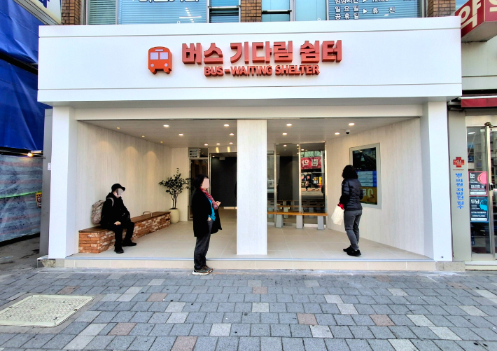 강릉시, 신영극장 버스 기다림 쉼터 조성. 강릉시 제공