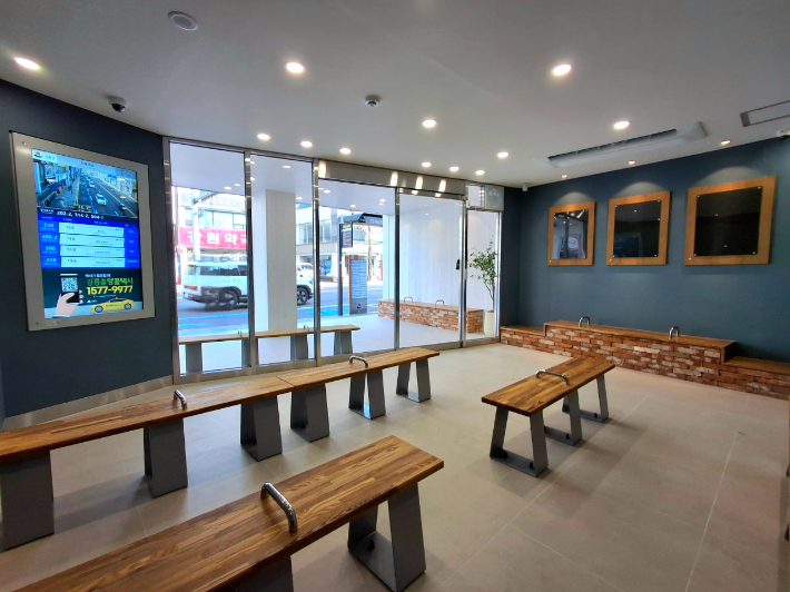 신영극장 버스 기다림 쉼터 내부. 강릉시 제공