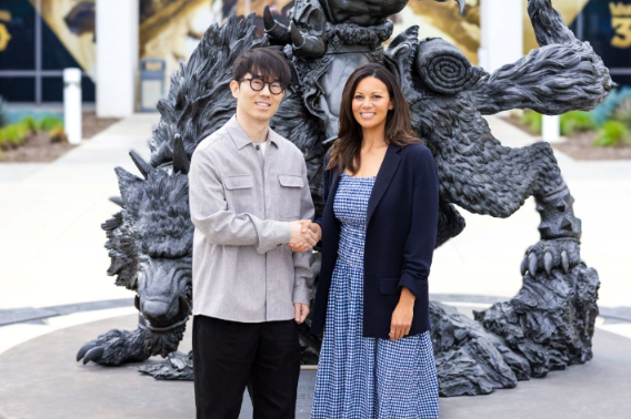 강대현 넥슨코리아 대표(좌)와 조해나 패리스(우) 블리자드 엔터테인먼트 사장. 넥슨 제공