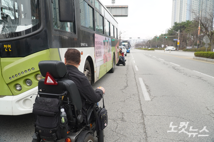 교통약자이동권보장을 위한 법 제정을 촉구하며 '계단 버스' 저지에 나선 유승권 전북장애인차별철폐연대 지부장. 심동훈 기자