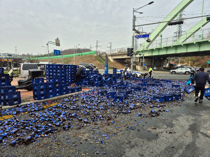 30일 오전 9시 25분쯤 울산 남구 두왕사거리 인근 도로를 달리던 트럭에서 맥주병 수백 개가 쏟아지는 사고가 발생했다. 울산경찰청 제공