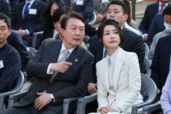 지난 2023년 4월 1일 윤석열 당시 대통령과 부인 김건희씨가 대구 서문시장에서 열린 '서문시장 100주년 기념식'에서 대화하고 있다. 연합뉴스