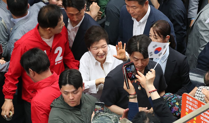 2025년 5월 31일 박근혜 전 대통령이 대구 중구 서문시장을 방문해 시민들에게 인사하고 있다. 연합뉴스