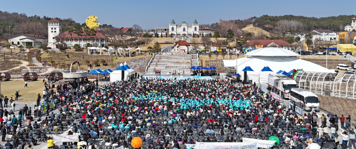 전북 임실군은 지난 28일 임실치즈테마파크 장미원 광장에서 'KBS 전국노래자랑' 본선 녹화가 진행됐다. 임실군 제공