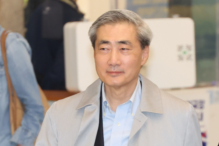 신현송 새 한국은행 총재 후보자가 30일 인천국제공항을 통해 귀국하고 있다. 연합뉴스