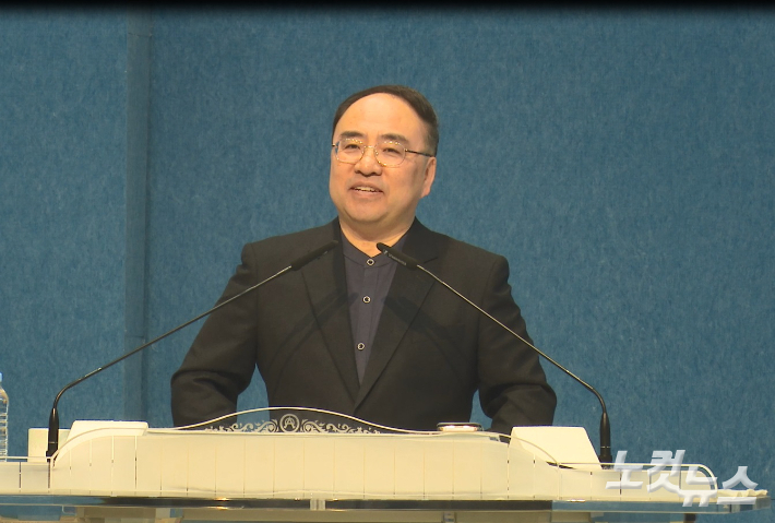 수원하나교회 고성준 목사가 말씀을 전하고 있다. 충북CBS