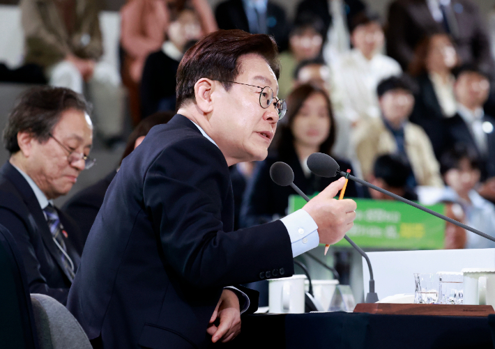 이재명 대통령이 30일 제주한라대학교 한라컨벤션센터에서 열린 타운홀미팅 '제주의 마음을 듣다'에서 발언하고 있다. 연합뉴스