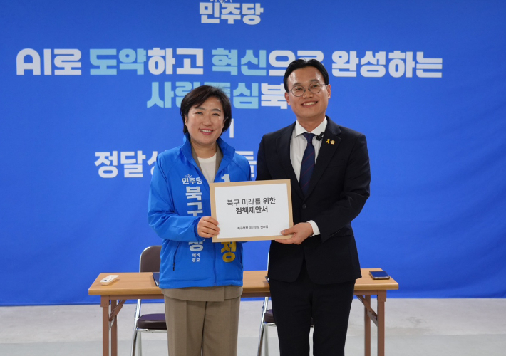 신수정 광주 북구청장 예비후보와 정달성 전 예비후보가 30일 정 후보 선거사무소에서 정책연대 협약식을 열었다. 신수정 캠프 제공