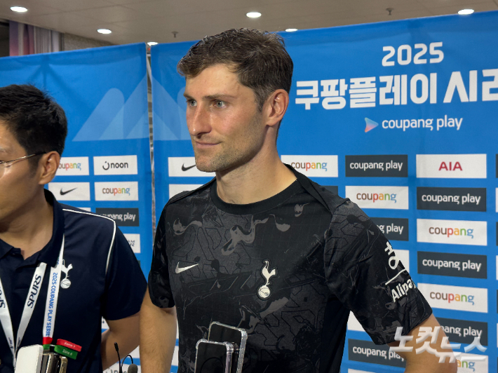 취재진과 인터뷰 중인 벤 데이비스. 김조휘 기자