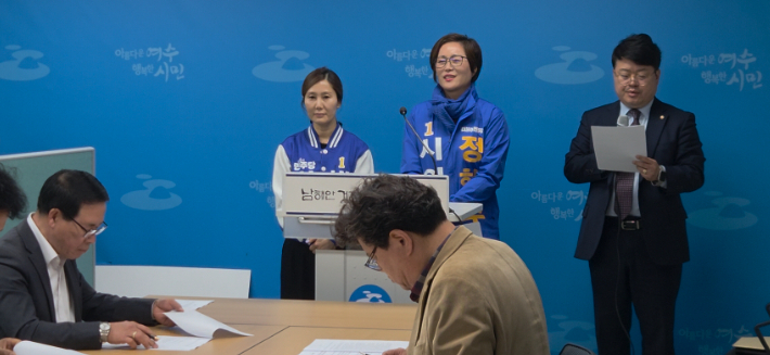 왼쪽부터 민주당 박미경, 정현주 여수시의원 예비후보가 발언하고 있다. 정현주 예비후보 제공