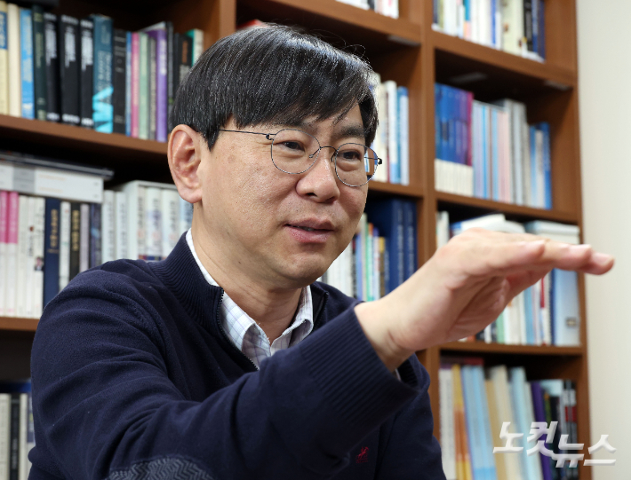 박상인 서울대 행정대학원 교수가 24일 서울 관악구 서울대 연구실에서 CBS노컷뉴스와 인터뷰를 갖고 있다. 황진환 기자