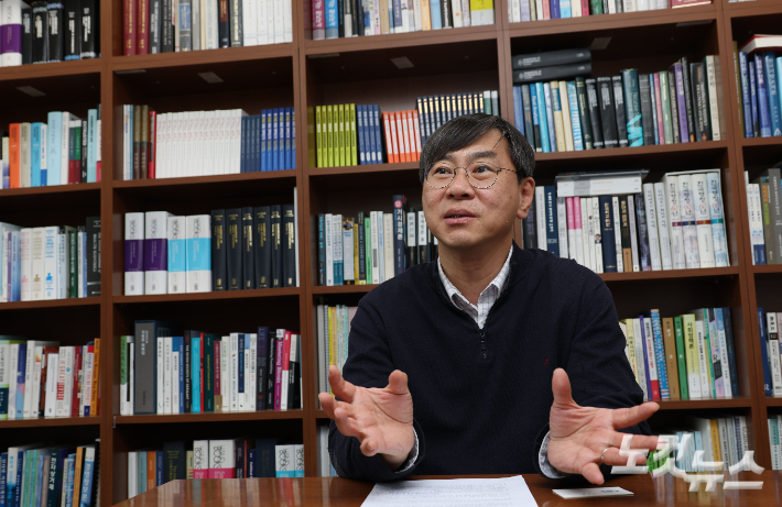 박상인 서울대 행정대학원 교수가 24일 서울 관악구 서울대 연구실에서 CBS노컷뉴스와 인터뷰를 갖고 있다. 황진환 기자