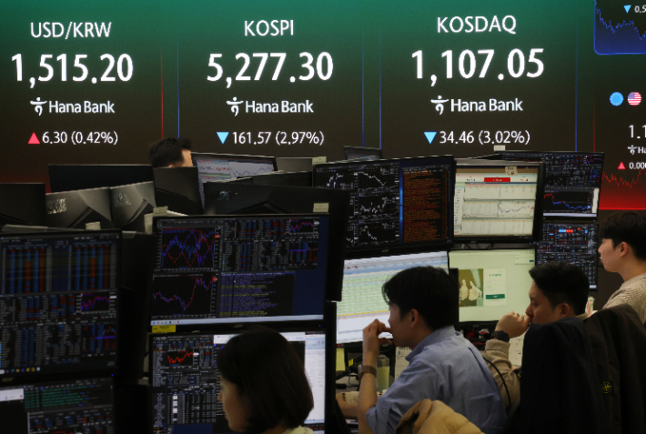 30일 서울 중구 하나은행 본점 딜링룸 전광판에 코스피 종가와 코스닥, 원/달러 환율이 표시돼 있다. 연합뉴스