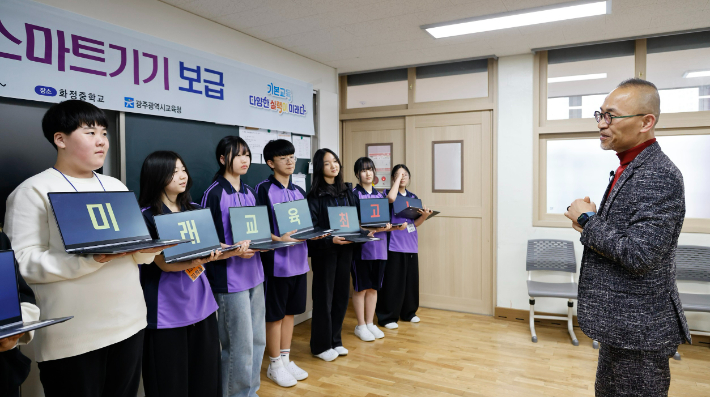 최승복 부교육감이 30일 화정중학교에서 열린 '중1 교육용 스마트기기 보급 전달식'에서 스마트기기를 보급받은 학생들에게 디지털 격차 없는 학습환경을 만들겠다고 격려의 말을 전하고 있다. 광주시교육청 제공