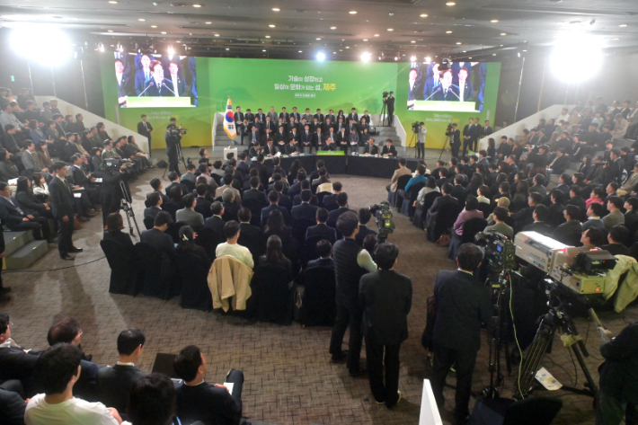 이재명 대통령이 30일 제주 한라대학교 한라컨벤션센터에서 도민 200여명이 참석한 가운데 지역 현안과 민심을 듣는 '타운홀 미팅'을 가졌다. 제주도청 출입기자단 제공