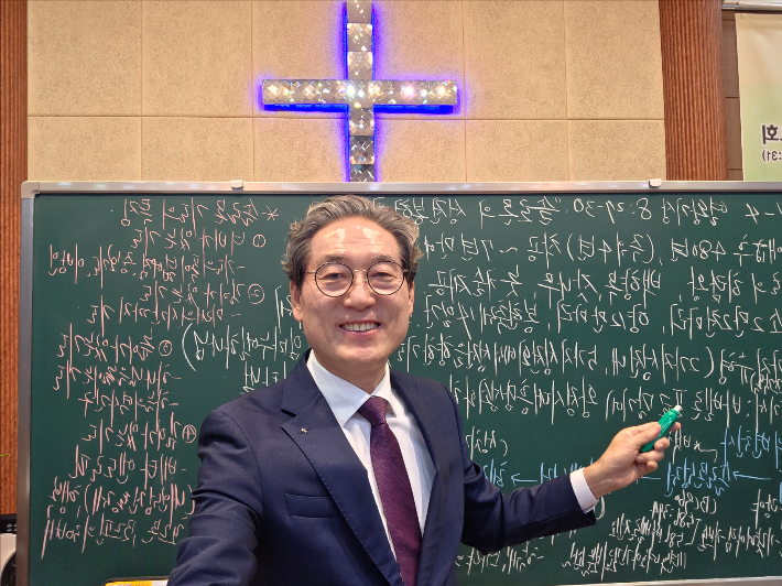 원종하 교수가 김해하늘영광교회에서 설교를 준비하고 있다.  원종하 교수 제공