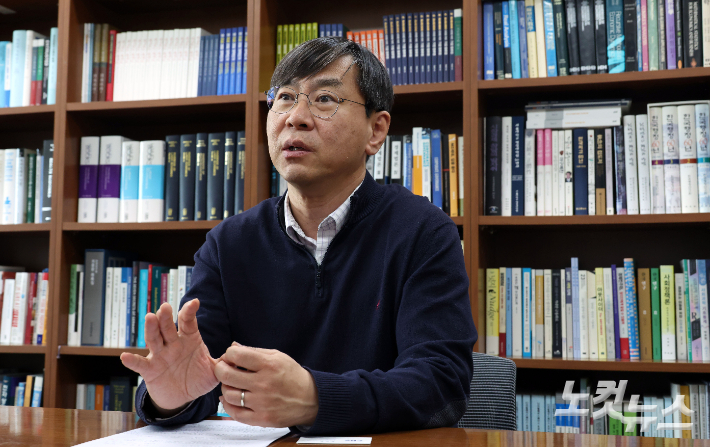 박상인 서울대 행정대학원 교수가 24일 서울 관악구 서울대 연구실에서 CBS노컷뉴스와 인터뷰를 갖고 있다. 황진환 기자