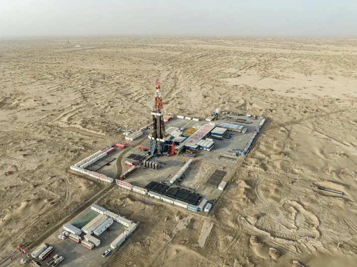 중국은 국내 소비 원유의 30%를 자국에서 생산한다. 사진은 중국 신장위구르 자치구의 타클라마칸 사막에 있는 선디타커 1호 시추정(深地塔科1井). 국영 석유회사인 중국석유그룹은 이곳의 지하 1만 910 m 깊이에서 석유와 가스의 징후를 발견했으며, 세계 최초 사례라고 밝혔다.  중국석유그룹(CNPC) 홈페이지 캡처