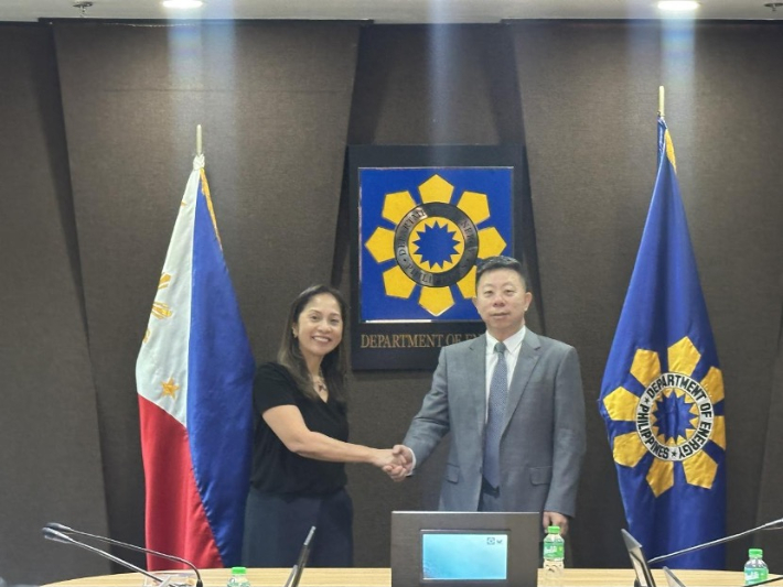 중국도 에너지 확보에 비상이 걸린 상태지만, 필리핀을 포함한 동남아 국가에는 에너지 안보 문제를 위한 협력을 제안했다. 사진은 지난 3월 17일 징촨(井泉) 필리핀 주재 중국 대사(오른쪽)가 샤론 가린 필리핀 에너지부 장관을 만나는 모습. 필리핀 주재 중국 대사관 홈페이지 캡처