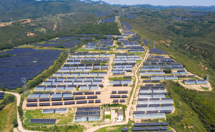 중국의 에너지 자급률은 85%다. 한국의 19%, 일본의 12%보다 훨씬 높다. 사진은 세계 최대 태양광 업체인 중국 룽지뤼넝(隆基綠能, Longi)의 산시(陕西)성 퉁촨(铜川)시에 있는 태양광 발전소. 룽지뤼넝 홈페이지 캡처