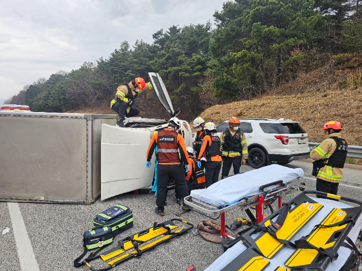 사고 현장을 수습하는 소방 대원들. 전북소방본부 제공