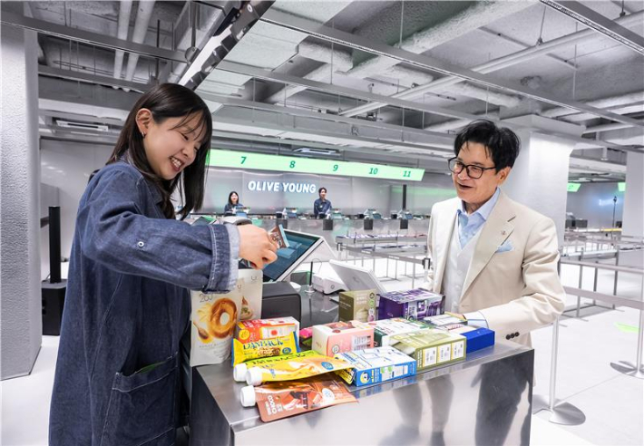 이재현 CJ그룹 회장이 지난 26일 문을 연 서울 올리브영 센트럴 명동 타운을 '깜짝 방문'해 직접 고른 상품들을 결제하고 있다. CJ그룹 제공