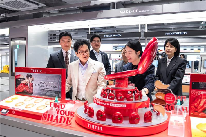 이재현 CJ그룹 회장(앞줄 왼쪽)이 26일 '올리브영 센트럴 명동 타운'에서 직원의 설명을 듣고 있다. CJ그룹 제공 