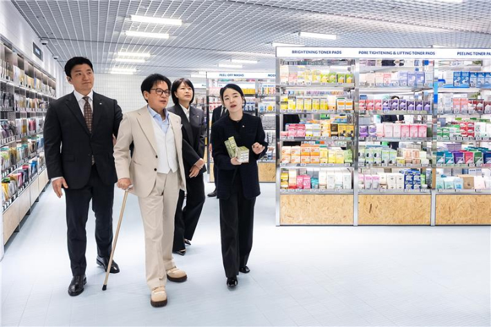 이재현 CJ그룹 회장이 26일 '올리브영 센트럴 명동 타운'에서 직원의 설명을 듣고 있다. CJ그룹 제공 