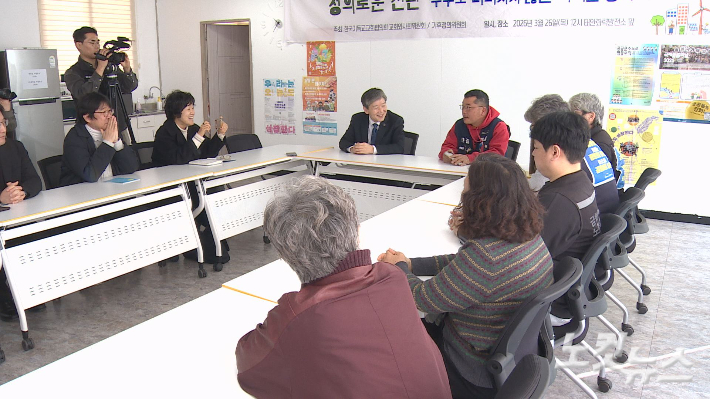 예배 후 진행된 간담회. 오요셉 기자