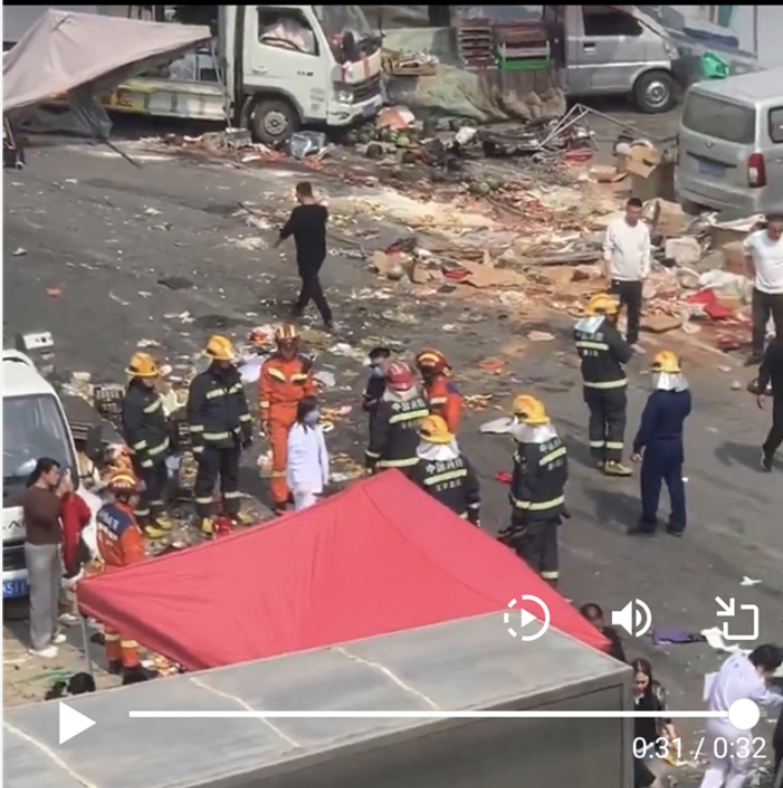 어지럽혀진 베이징 외곽의 시장에 구급대원들이 모여 있다. X(엑스) 영상 캡처X(엑스) 영상 캡처  