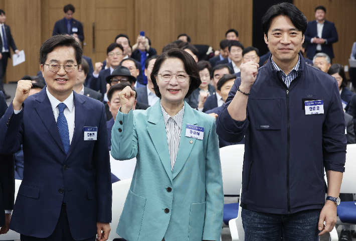 30일 경기도 수원시 경기도의회에서 열린 더불어민주당 경기도당 제3차 상무위원회에서 제9회 전국동시지방선거 경기도지사 민주당 경선 후보들이 파이팅을 외치고 있다. 왼쪽부터 김동연, 추미애, 한준호 후보. 연합뉴스