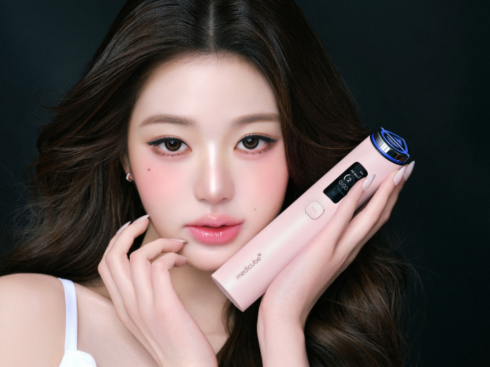 에이피알의 뷰티 디바이스 브랜드 메디큐브 에이지알(AGE-R)이 장원영과 함께한 광고 영상과 화보를 공개했다. 에이피알 제공