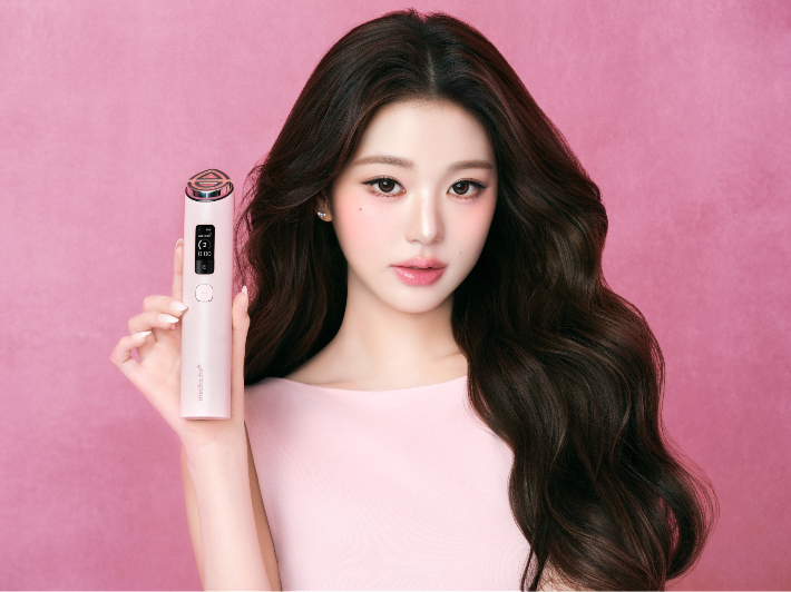 에이피알의 뷰티 디바이스 브랜드 메디큐브 에이지알(AGE-R)이 장원영과 함께한 광고 영상과 화보를 공개했다. 에이피알 제공