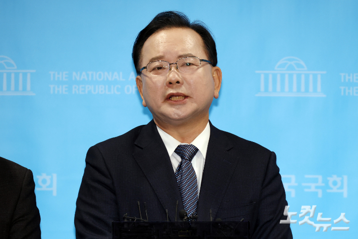 김부겸 전 국무총리가 30일 서울 여의도 국회 소통관에서 6.3 지방선거 대구시장 출마 기자회견을 마치고 취재진의 질문을 받고 있다. 윤창원 기자