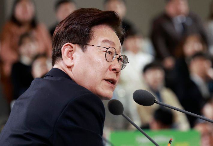 이재명 대통령이 30일 제주한라대학교 한라컨벤션센터에서 열린 타운홀미팅에서 자유토론을 주재하고 있다. 연합뉴스