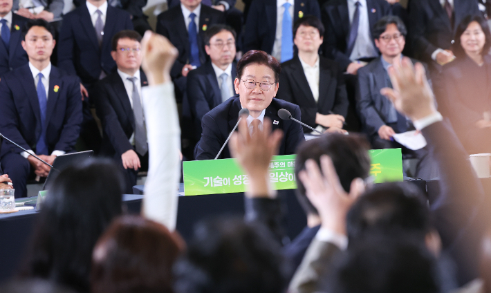 이재명 대통령이 30일 제주한라대학교 한라컨벤션센터에서 열린 타운홀미팅 '제주의 마음을 듣다'에서 참석자들의 발언권 요청을 받고 있다. 연합뉴스
