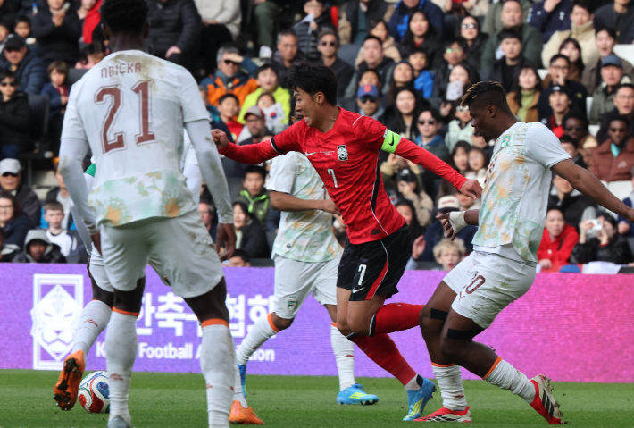 한국축구국가대표팀 손흥민이 28일(현지시간) 영국 밀턴킨스 스타디움 MK에서 열린 코트디부아르와 평가전에서 돌파를 시도하고 있다. 연합뉴스
