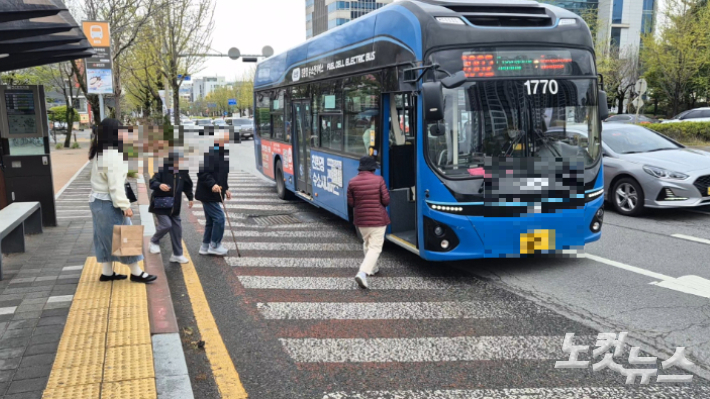 전주의 한 시내버스 승강장에서 시민들이 버스에 오르고 있다. 기사와 직접적인 관계 없음. 심동훈 기자
